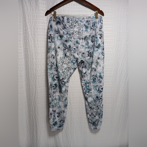 Lululemon Ladies 3/4 Leggings. Size 14 - Picture 3 of 7